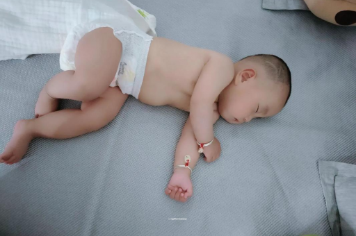 馆陶宝宝睡觉爱翻身